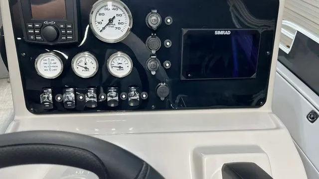 Slide: The Image of Landau Alure 25 Center Console 2026 - 11