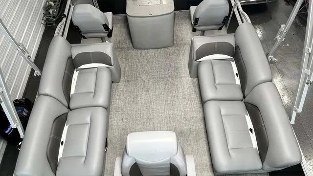 Slide: The Image of Landau Alure 25 Center Console 2026 - 13