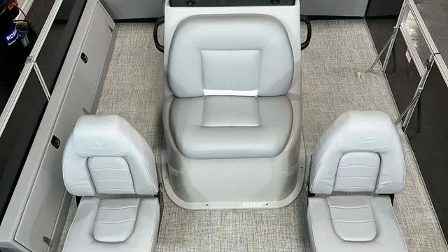 Slide: The Image of Landau Alure 25 Center Console 2026 - 3