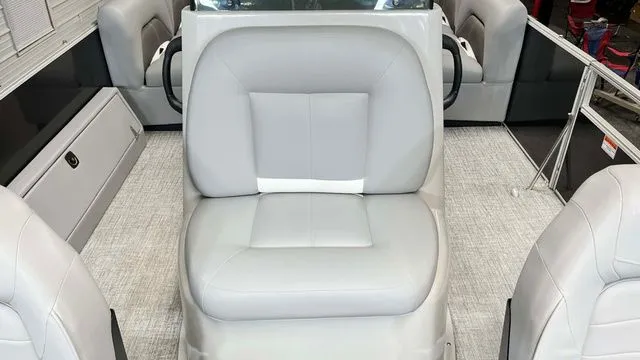 Slide: The Image of Landau Alure 25 Center Console 2026 - 4