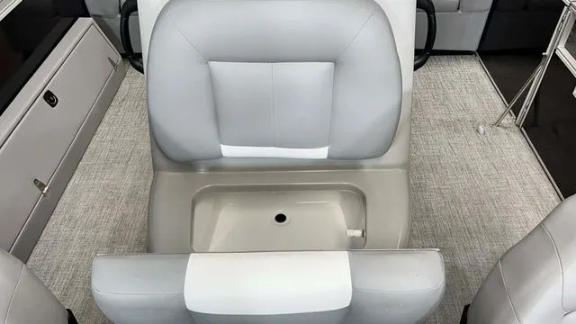 Slide: The Image of Landau Alure 25 Center Console 2026 - 5