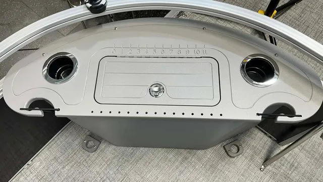 Slide: The Image of Landau Alure 25 Center Console 2026 - 6