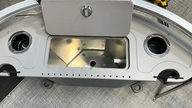 Slide: The Image of Landau Alure 25 Center Console 2026 - 7