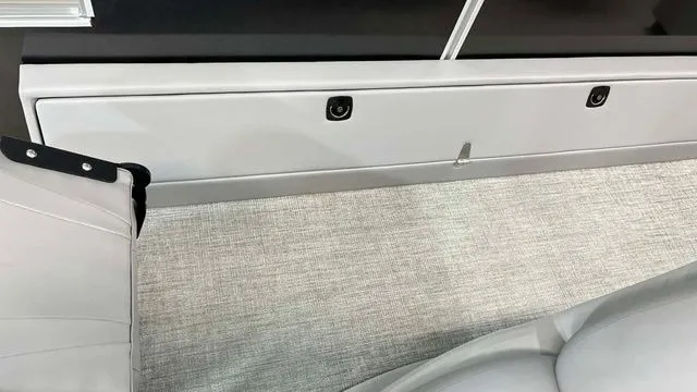 Slide: The Image of Landau Alure 25 Center Console 2026 - 8