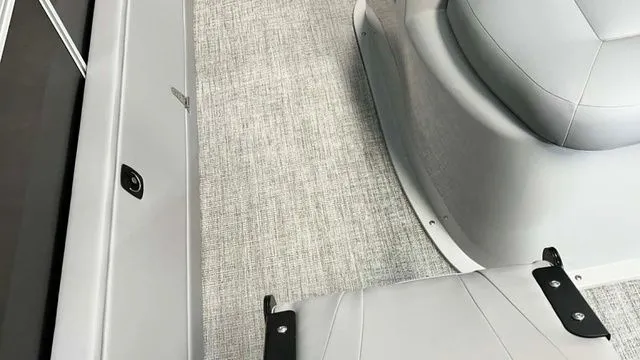 Slide: The Image of Landau Alure 25 Center Console 2026 - 9