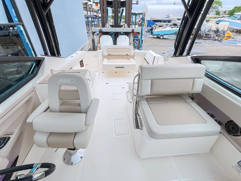 Slide: The Image of Boston Whaler 280 Vantage 2027 - 15