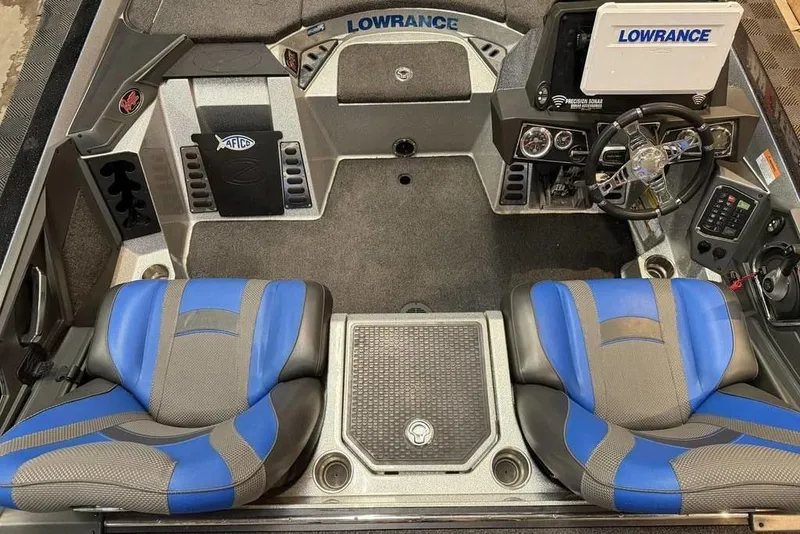 Slide: The Image of 2019 Ranger Z520L boat interior with blue seats and Lowrance electronics. - 5