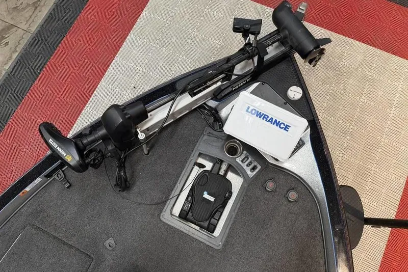 Slide: The Image of 2019 Ranger Z520L boat deck with Minn Kota trolling motor and Lowrance fish finder. - 7