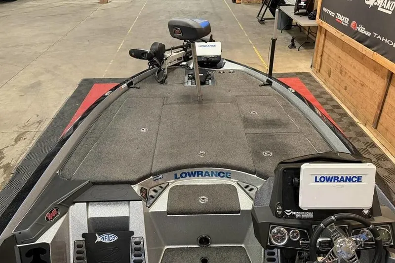 Slide: The Image of 2019 Ranger Z520L boat deck with Lowrance electronics and trolling motor in a showroom. - 8