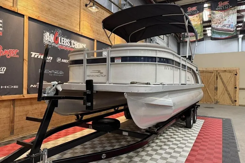 Slide: The Image of 2019 Bennington 22 SSBXP pontoon boat on trailer in showroom. - 7