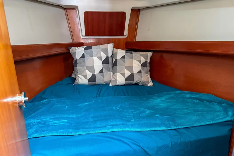Slide: The Image of Bathroom of 2001 Beneteau Oceanis 361 yacht with shower and grab bar. - 24