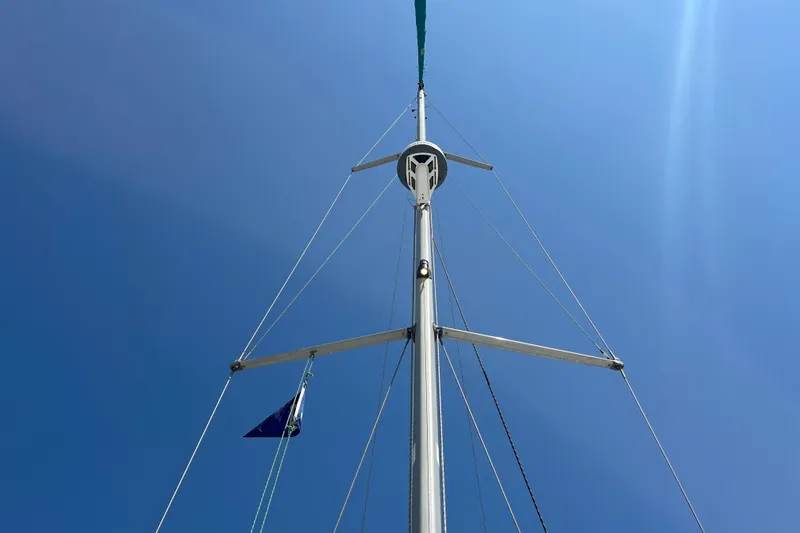Slide: The Image of Mast of 2001 Beneteau Oceanis 361 sailboat against clear blue sky. - 4