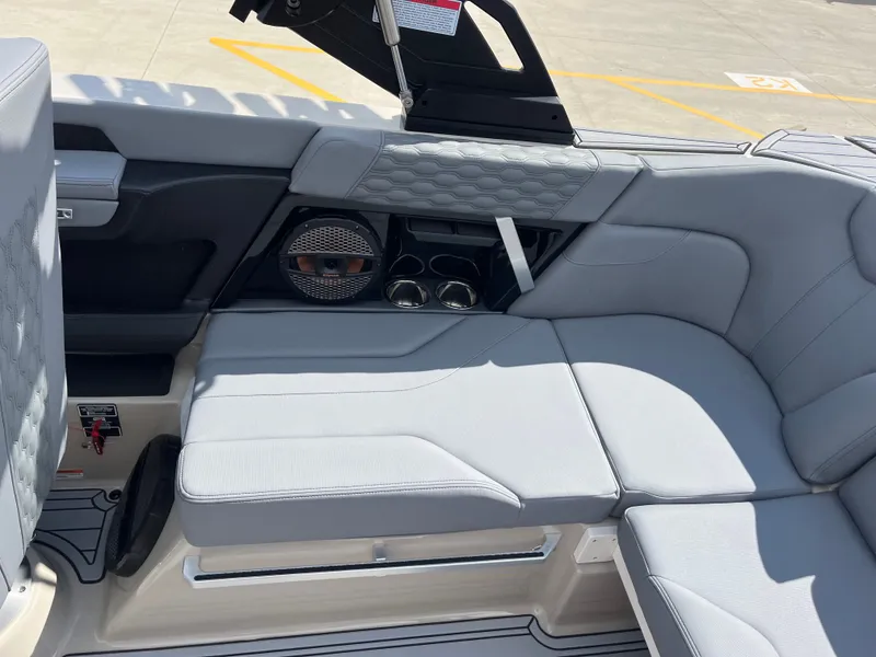 Slide: The Image of MasterCraft XT20 2025 - 14