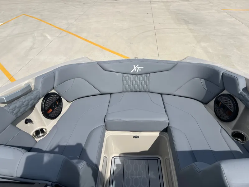 Slide: The Image of MasterCraft XT20 2025 - 23