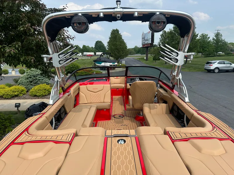 Slide: The Image of MasterCraft XT22 T 2025 - 10