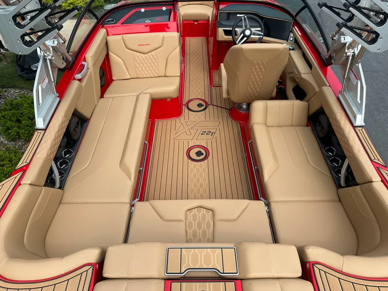 Slide: The Image of MasterCraft XT22 T 2025 - 11