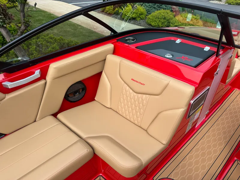 Slide: The Image of MasterCraft XT22 T 2025 - 14