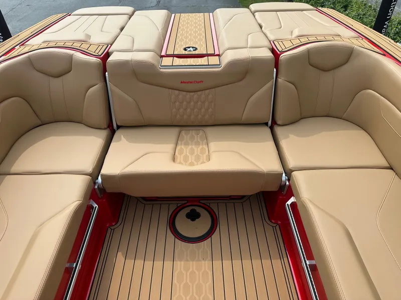 Slide: The Image of MasterCraft XT22 T 2025 - 16