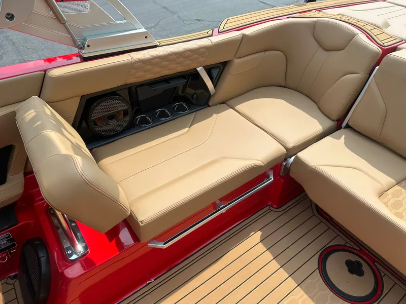 Slide: The Image of MasterCraft XT22 T 2025 - 17