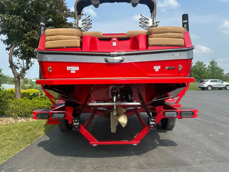 Slide: The Image of MasterCraft XT22 T 2025 - 7