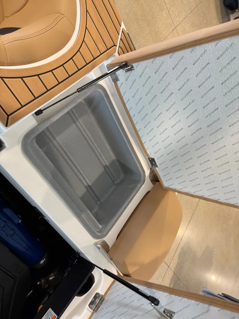 Slide: The Image of MasterCraft XT20 2025 - 21