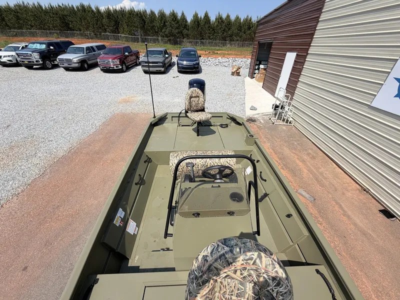 Slide: The Image of Lowe Roughneck Center Console JET 80 2026 - 5