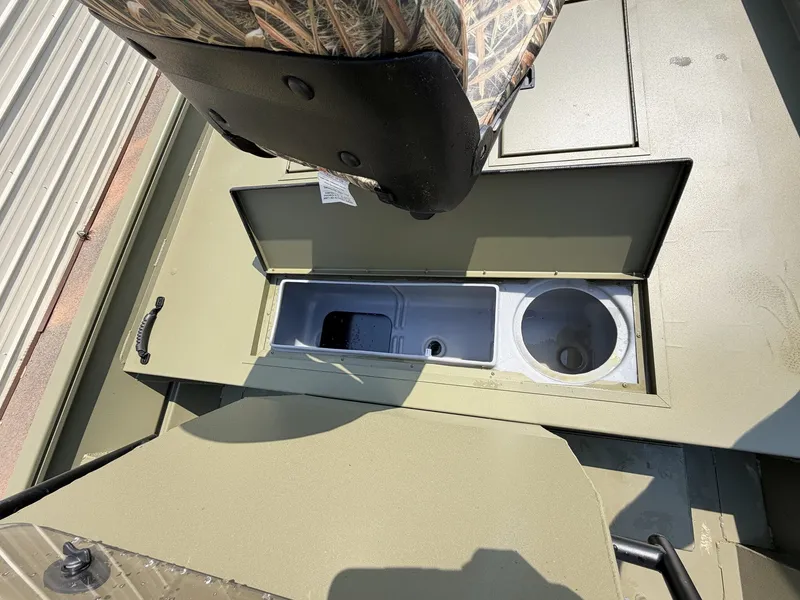 Slide: The Image of Lowe Roughneck Center Console JET 80 2026 - 6