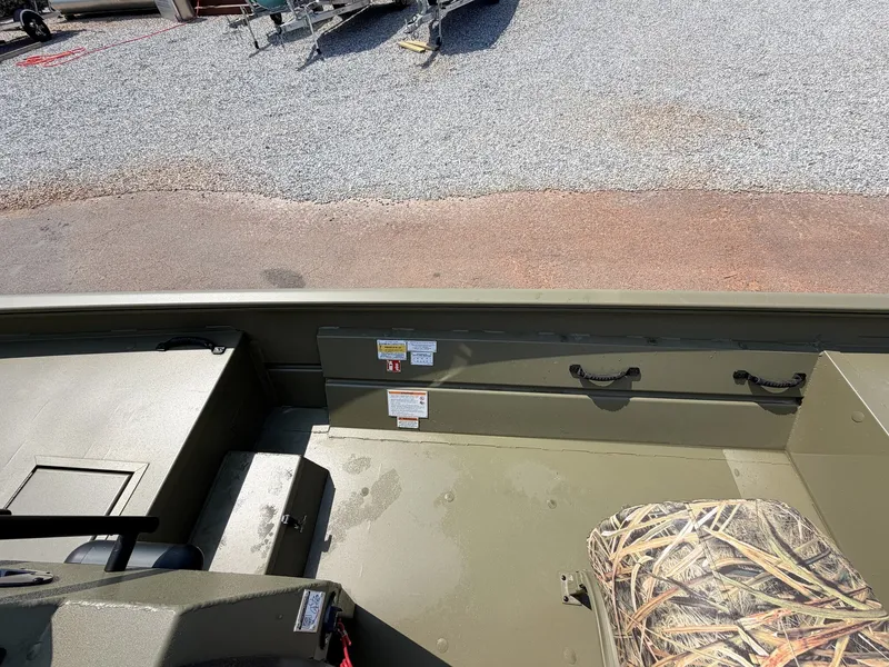 Slide: The Image of Lowe Roughneck Center Console JET 80 2026 - 7