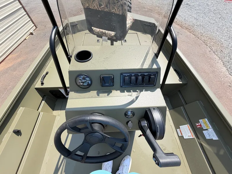 Slide: The Image of Lowe Roughneck Center Console JET 80 2026 - 8