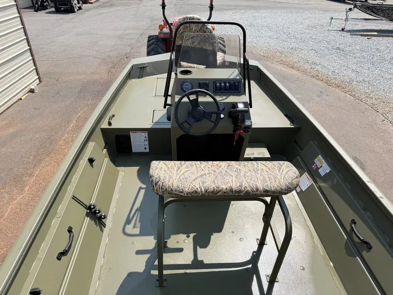 Slide: The Image of Lowe Roughneck Center Console JET 80 2026 - 9