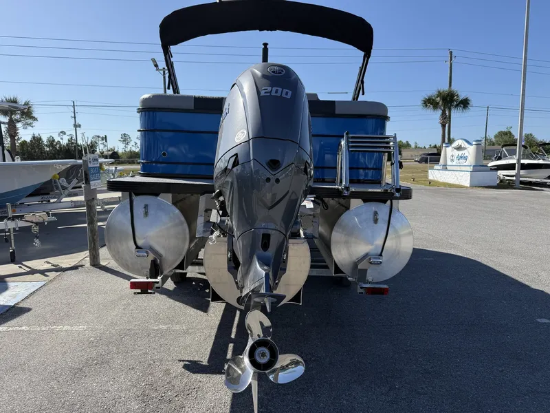 Slide: The Image of Veranda Relax Series 22RC Tri-toon-200HP 2026 - 3