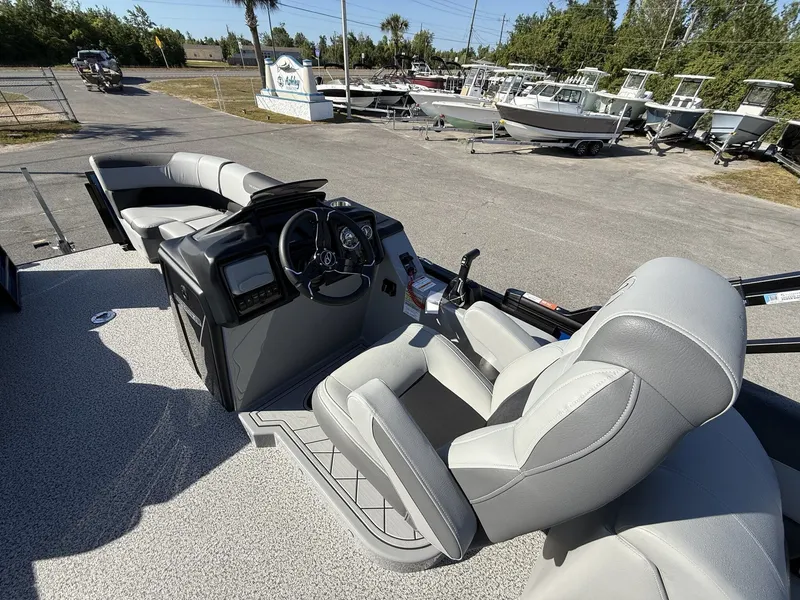 Slide: The Image of Veranda Relax Series 22RC Tri-toon-200HP 2026 - 5