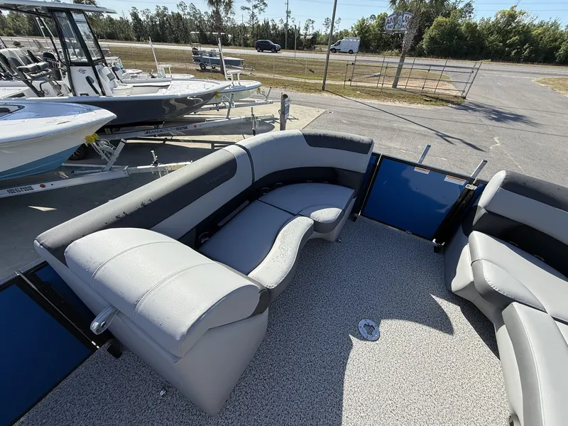 Slide: The Image of Veranda Relax Series 22RC Tri-toon-200HP 2026 - 9