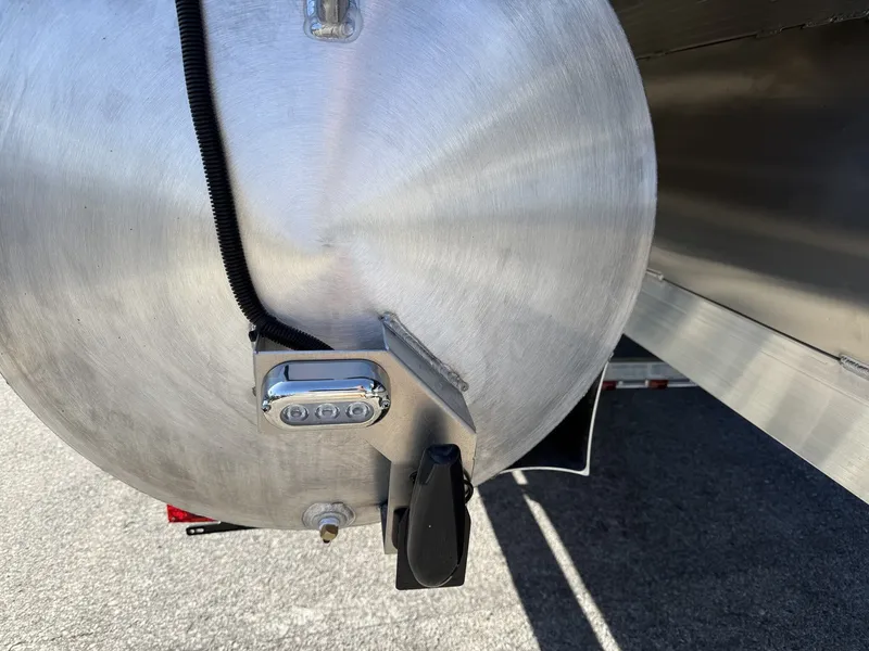 Slide: The Image of Veranda Relax Series 22RC Tri-toon-200HP 2026 - 8