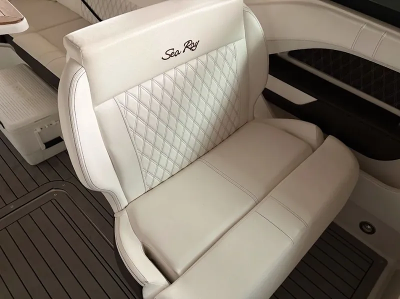 Slide: The Image of Sea Ray SLX 310 2020 - 10