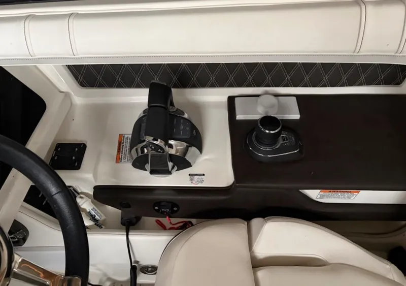 Slide: The Image of Sea Ray SLX 310 2020 - 12