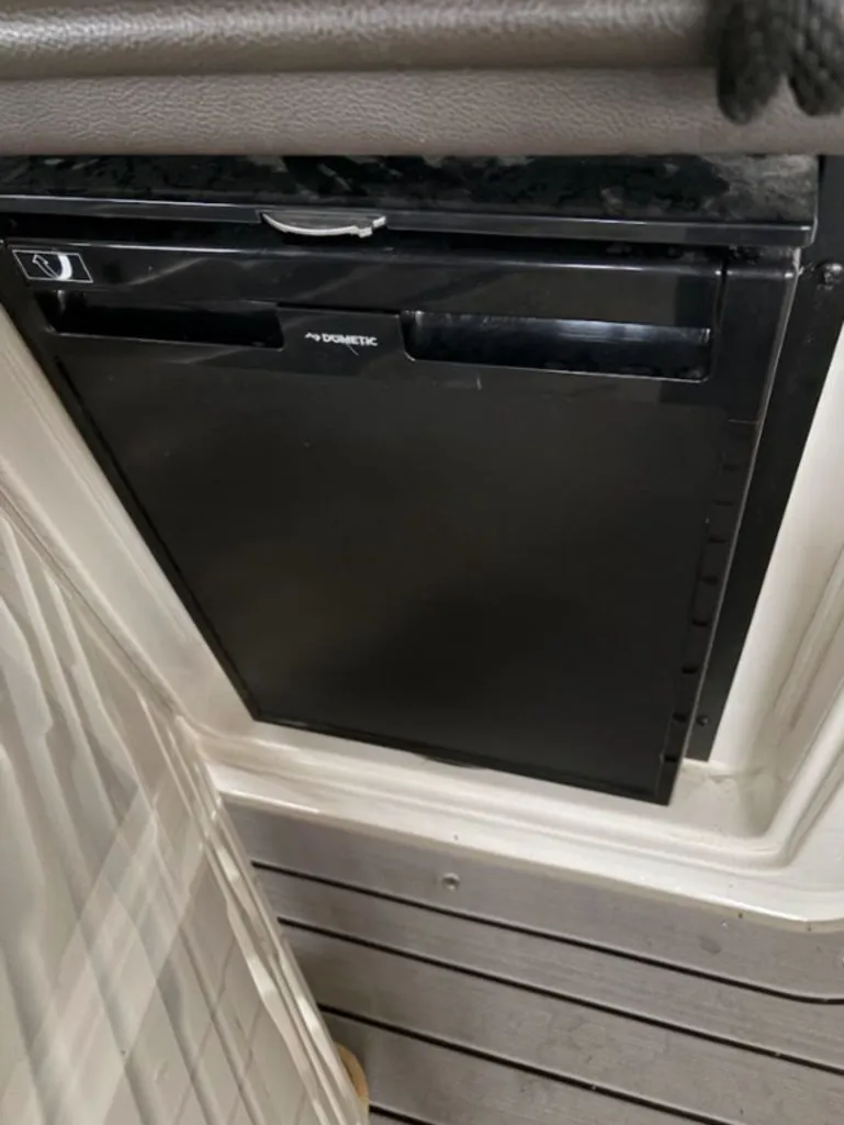 Slide: The Image of Sea Ray SLX 310 2020 - 5