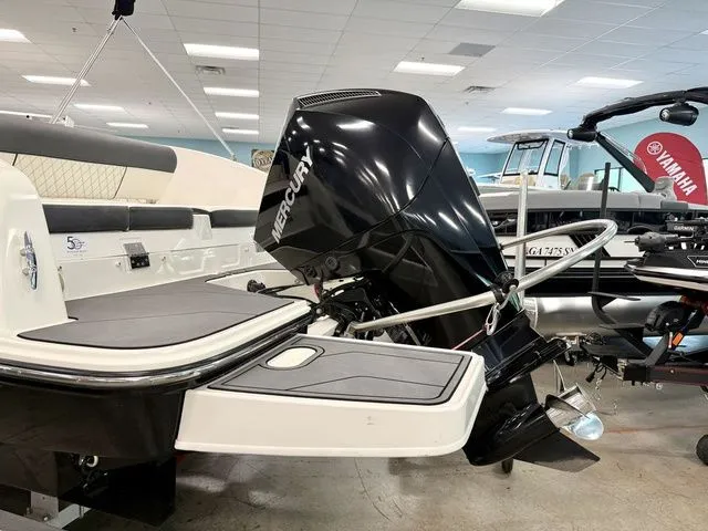 Slide: The Image of Bayliner DX 2200 2020 - 15