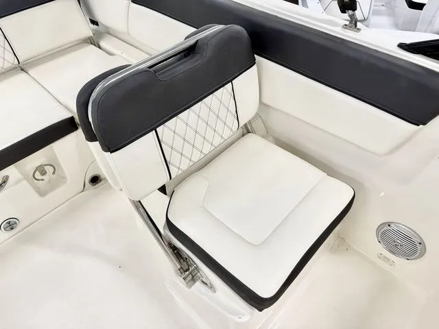 Slide: The Image of Bayliner DX 2200 2020 - 6