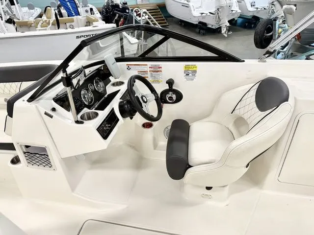 Slide: The Image of Bayliner DX 2200 2020 - 7