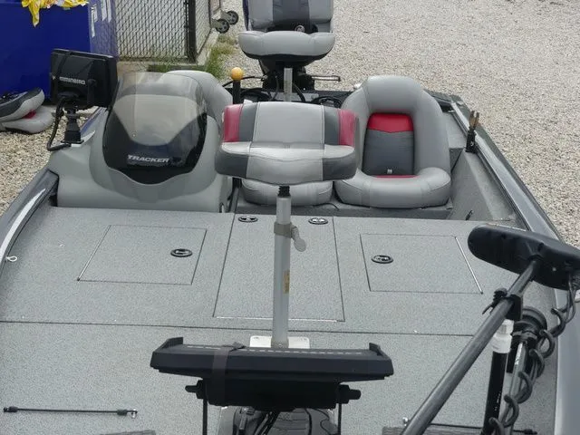 Slide: The Image of Tracker Pro Team 190 TX 2017 - 14