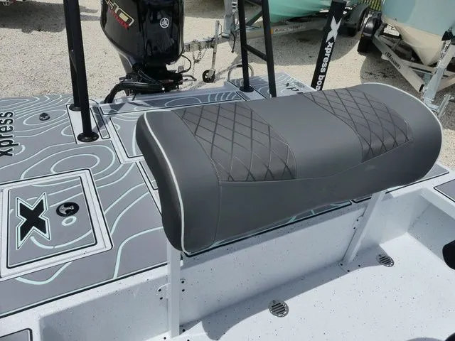 Slide: The Image of Xpress Skiff 185 2026 - 10