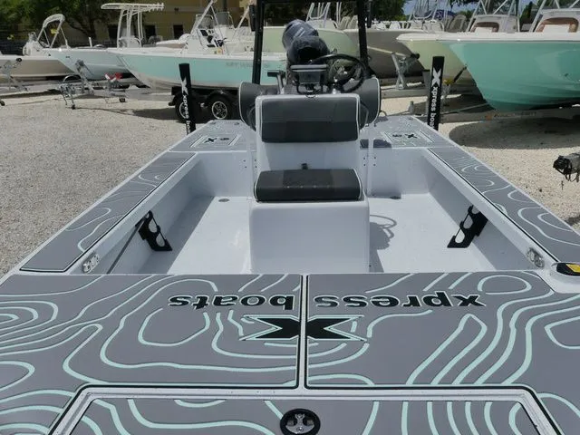 Slide: The Image of Xpress Skiff 185 2026 - 12