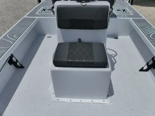 Slide: The Image of Xpress Skiff 185 2026 - 14