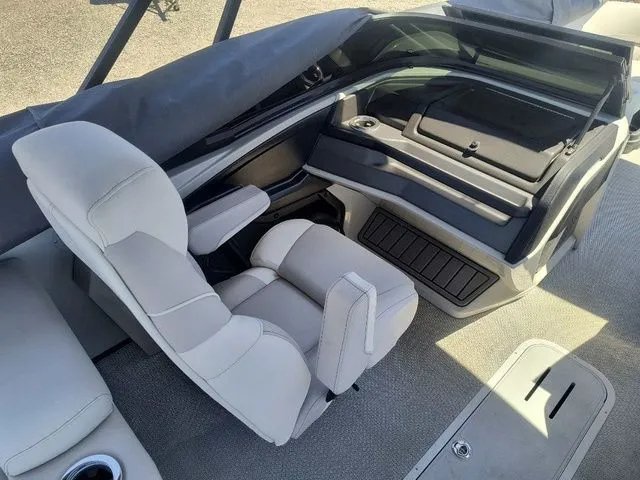 Slide: The Image of Avalon Catalina Quad Lounger Shift 25 FT 2026 - 10