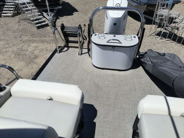 Slide: The Image of Avalon Catalina Quad Lounger Shift 25 FT 2026 - 15