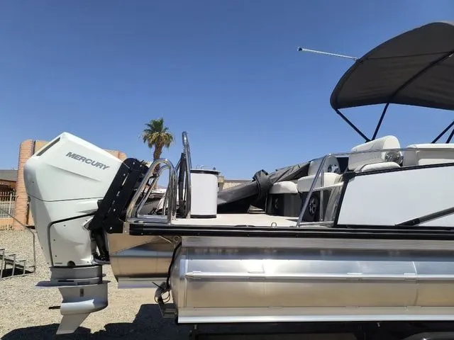 Slide: The Image of Avalon Catalina Quad Lounger Shift 25 FT 2026 - 4