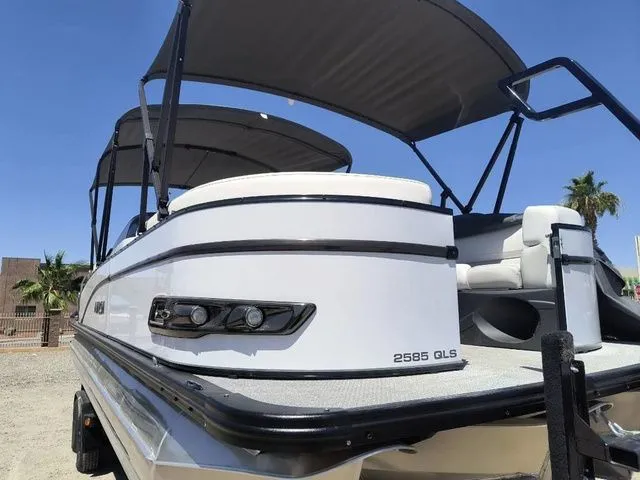 Slide: The Image of Avalon Catalina Quad Lounger Shift 25 FT 2026 - 5