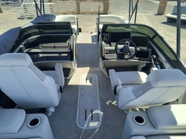 Slide: The Image of Avalon Catalina Quad Lounger Shift 25 FT 2026 - 7