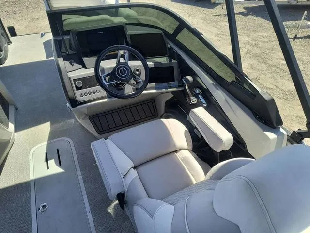 Slide: The Image of Avalon Catalina Quad Lounger Shift 25 FT 2026 - 8